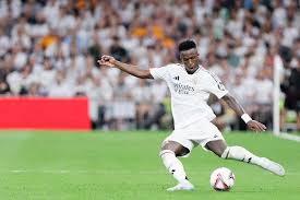 心系老东家，维尼修斯晒穿达尼洛弗拉门戈13号球衣打游戏